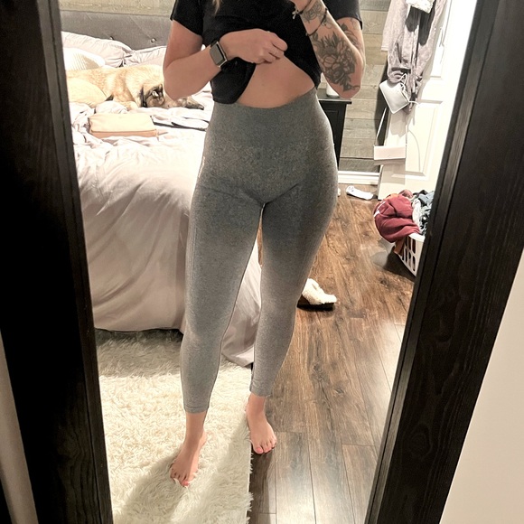 Grey gym shark leggings - Picture 3 of 3